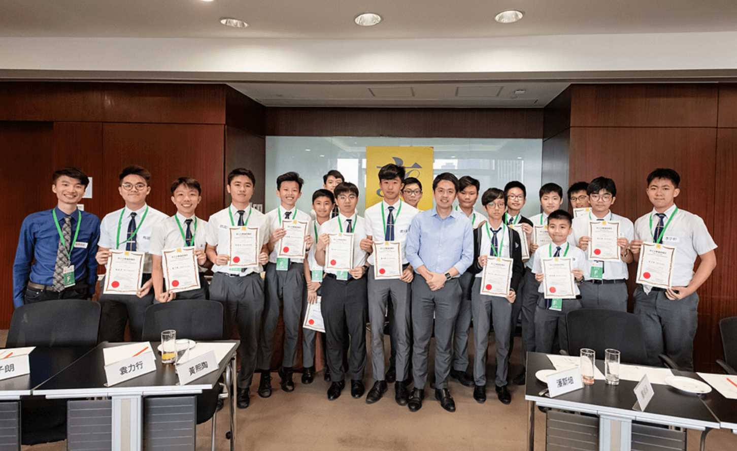 許智峯議員於2019年4月9日與香港華仁書院的同學會面。